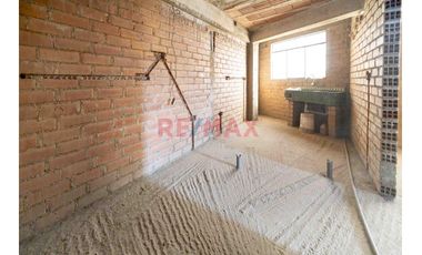 Se Vende Una Amplia Casa De 3 Pisos  En Esquina Con 3 Locales Comerciales En Primer Piso