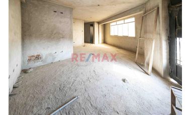 Se Vende Una Amplia Casa De 3 Pisos  En Esquina Con 3 Locales Comerciales En Primer Piso