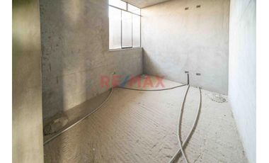 Se Vende Una Amplia Casa De 3 Pisos  En Esquina Con 3 Locales Comerciales En Primer Piso