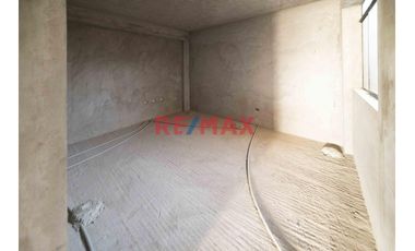 Se Vende Una Amplia Casa De 3 Pisos  En Esquina Con 3 Locales Comerciales En Primer Piso