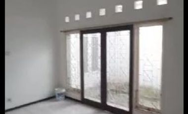 Disewakan Rumah Siap Huni di Jl. Nginden Intan Barat, Surabaya