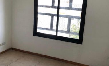 Departamento ubicado a 150 metros de la Avenida Hipólito Yrigoyen.