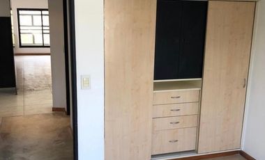 Departamento ubicado a 150 metros de la Avenida Hipólito Yrigoyen.