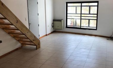 Departamento ubicado a 150 metros de la Avenida Hipólito Yrigoyen.