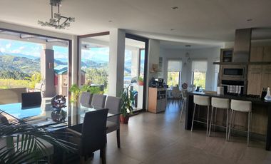 Casa de Venta – Challuabamba  4 dormitorios máster 4 garajes, áres verdes