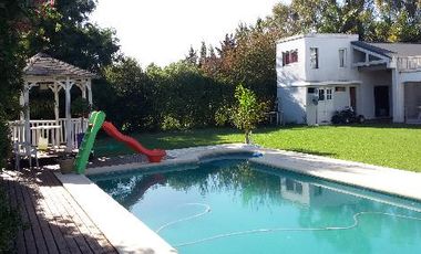 HERMOSA CASA EN COUNTRY DE GOLF CHASCOMUS.