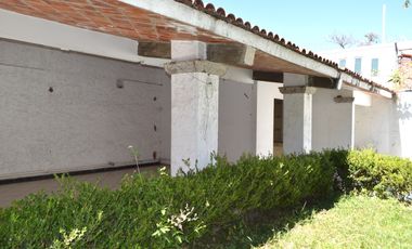 Ubicadísima propiedad en venta como terreno !