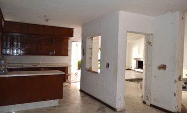 Ubicadísima propiedad en venta como terreno !