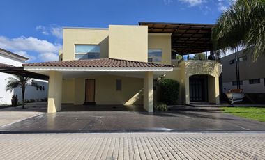 Casa en RENTA en El Álamo Country Club en Celaya Gto.