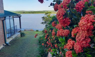 Se vende Casa en San Ignacio Misiones S/Yabebiri.  Nueva. Playa, Muelle.
