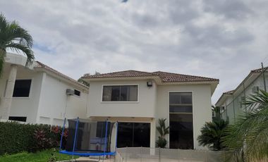 VENTA DE AMPLIA CASA EN URBANIZACION VISTA AL PARQUE VIA A SAMBORONDON