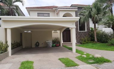 VENTA DE AMPLIA CASA EN URBANIZACION VISTA AL PARQUE VIA A SAMBORONDON