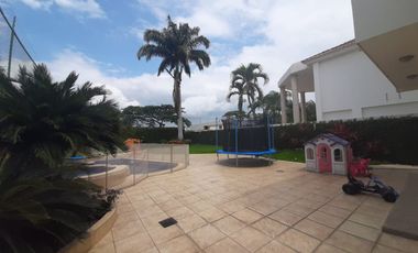 VENTA DE AMPLIA CASA EN URBANIZACION VISTA AL PARQUE VIA A SAMBORONDON