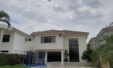 VENTA DE AMPLIA CASA EN URBANIZACION VISTA AL PARQUE VIA A SAMBORONDON