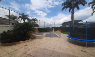 VENTA DE AMPLIA CASA EN URBANIZACION VISTA AL PARQUE VIA A SAMBORONDON