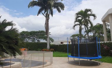 VENTA DE AMPLIA CASA EN URBANIZACION VISTA AL PARQUE VIA A SAMBORONDON