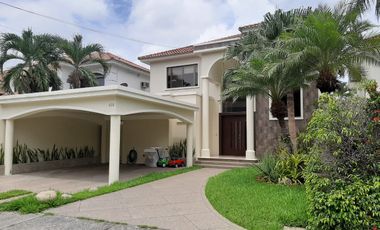 VENTA DE AMPLIA CASA EN URBANIZACION VISTA AL PARQUE VIA A SAMBORONDON