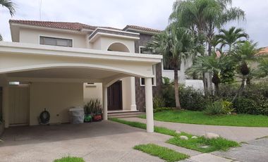 VENTA DE AMPLIA CASA EN URBANIZACION VISTA AL PARQUE VIA A SAMBORONDON