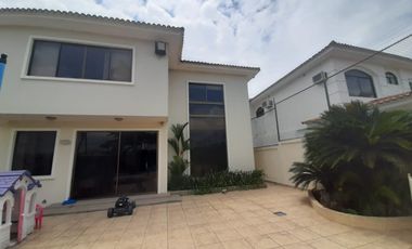 VENTA DE AMPLIA CASA EN URBANIZACION VISTA AL PARQUE VIA A SAMBORONDON