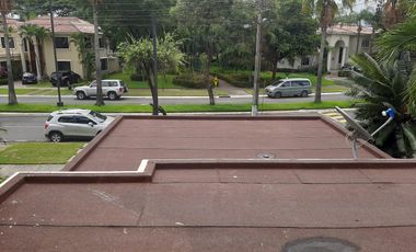 VENTA DE AMPLIA CASA EN URBANIZACION VISTA AL PARQUE VIA A SAMBORONDON