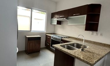 RENTA DE CASA SEMIAMUEBLADA CON ROOF GARDEN EN LOMAS