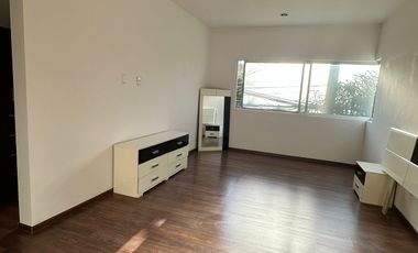 RENTA DE CASA SEMIAMUEBLADA CON ROOF GARDEN EN LOMAS