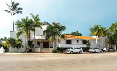 Preciosa casa en venta en Fraccionamiento El Cid, 820 m2 Terreno!