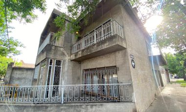 Casa en  venta 4 dormitorios, dos baños, dos cocheras, patio y terraza con parrilla - barrio Triangulo