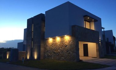 Casa en VENTA con ALBERCA Esquina FRACC PUNTA TIBURON