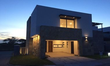 Casa en VENTA con ALBERCA Esquina FRACC PUNTA TIBURON