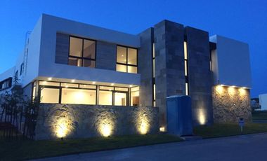 Casa en VENTA con ALBERCA Esquina FRACC PUNTA TIBURON