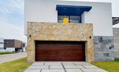 Casa en VENTA con ALBERCA Esquina FRACC PUNTA TIBURON