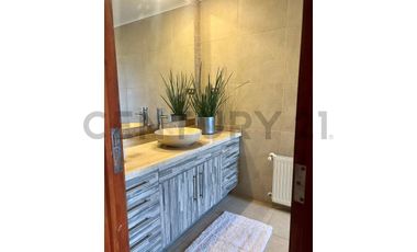 Se vende casa tipo sureño a orilla Laguna Aculeo