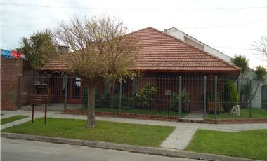 Chalet 3 ambientes en venta zona, Villa Primera