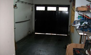 CASA 7 AMB. C/ GARAGE Y PISCINA - EXCELENTE