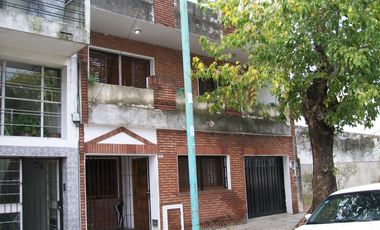 CASA 7 AMB. C/ GARAGE Y PISCINA - EXCELENTE