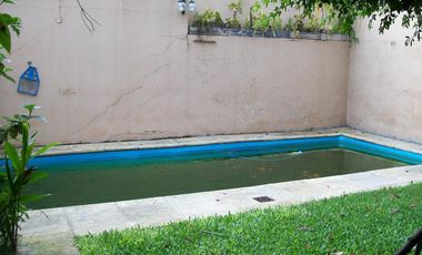 CASA 7 AMB. C/ GARAGE Y PISCINA - EXCELENTE