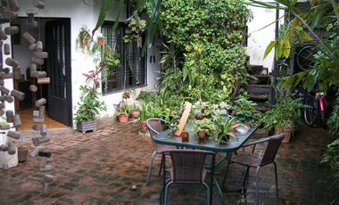 CASA 7 AMB. C/ GARAGE Y PISCINA - EXCELENTE