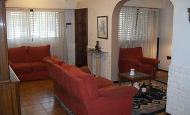 CASA 7 AMB. C/ GARAGE Y PISCINA - EXCELENTE