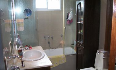 CASA 7 AMB. C/ GARAGE Y PISCINA - EXCELENTE