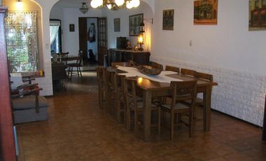 CASA 7 AMB. C/ GARAGE Y PISCINA - EXCELENTE