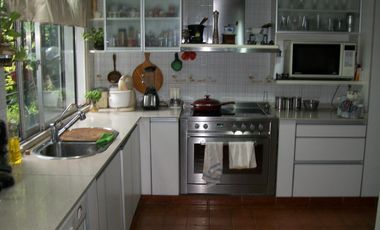 CASA 7 AMB. C/ GARAGE Y PISCINA - EXCELENTE