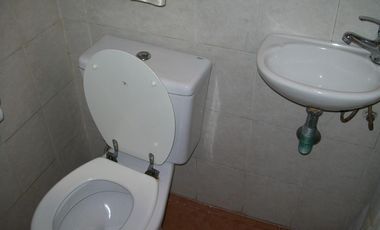 CASA 7 AMB. C/ GARAGE Y PISCINA - EXCELENTE