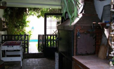 CASA 7 AMB. C/ GARAGE Y PISCINA - EXCELENTE