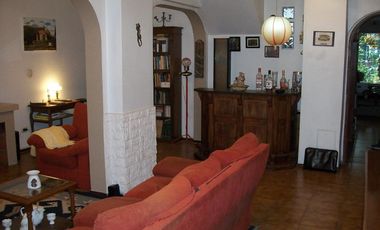 CASA 7 AMB. C/ GARAGE Y PISCINA - EXCELENTE