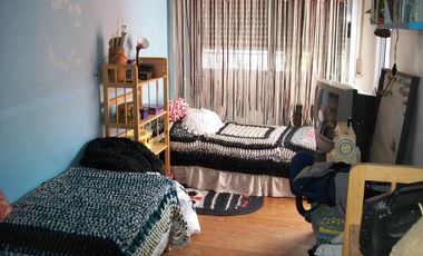 CASA 7 AMB. C/ GARAGE Y PISCINA - EXCELENTE