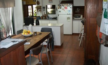 CASA 7 AMB. C/ GARAGE Y PISCINA - EXCELENTE