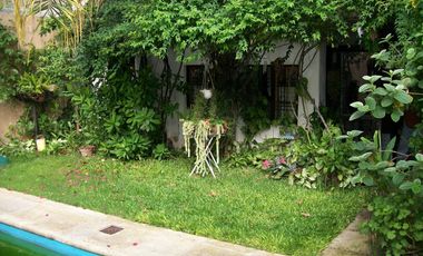 CASA 7 AMB. C/ GARAGE Y PISCINA - EXCELENTE