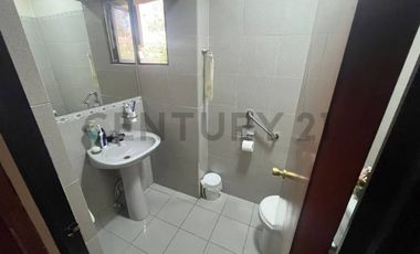 AMPLIA CASA 5 DOR 2 BAÑOS, CON PISCINA