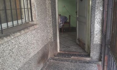 PH 4 AMBIENTES, TIPO CASA, AL FRENTE EN MORON. EXCELENTE OPORTUNIDAD. VENTA URGENTE.